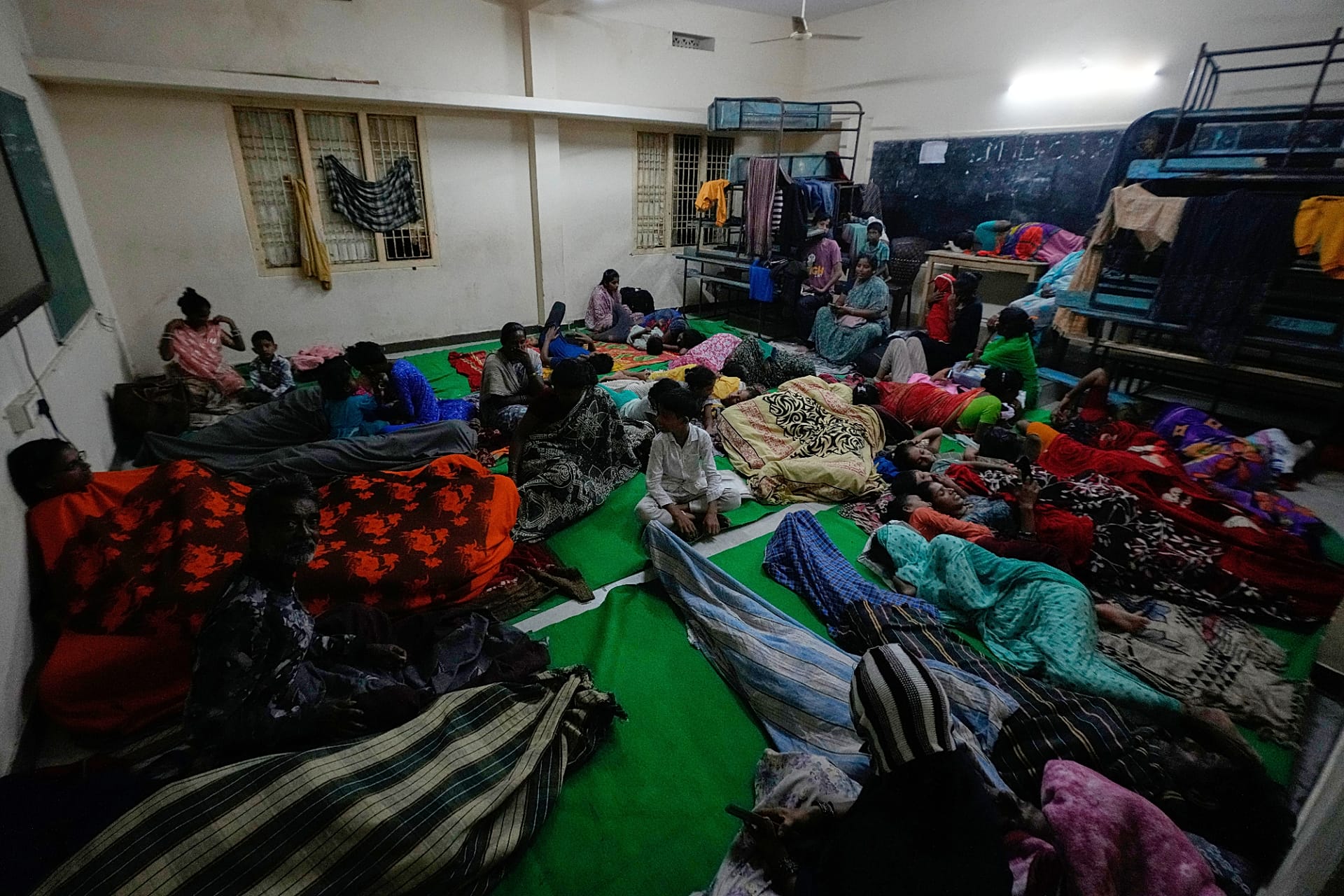 2026-yil 27-oktabr, seshanba kuni kechqurun «Arnab» sikloni Andxra-Pradesh qirg‘og‘iga yaqinlashayotgan paytda Hindistonning Kakinina shahrida odamlar maktab ichida tashkil etilgan vaqtinchalik boshpanada to‘planganlar.