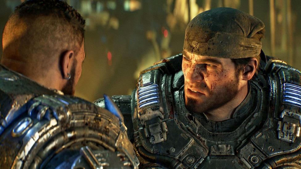 Персонаж Gears of War Маркус Феникс носит бандану и тяжёлую футуристическую броню. У CGI-персонажа короткая борода и лицо в брызгах крови, он серьёзно смотрит на другого персонажа игры, видимого со спины.