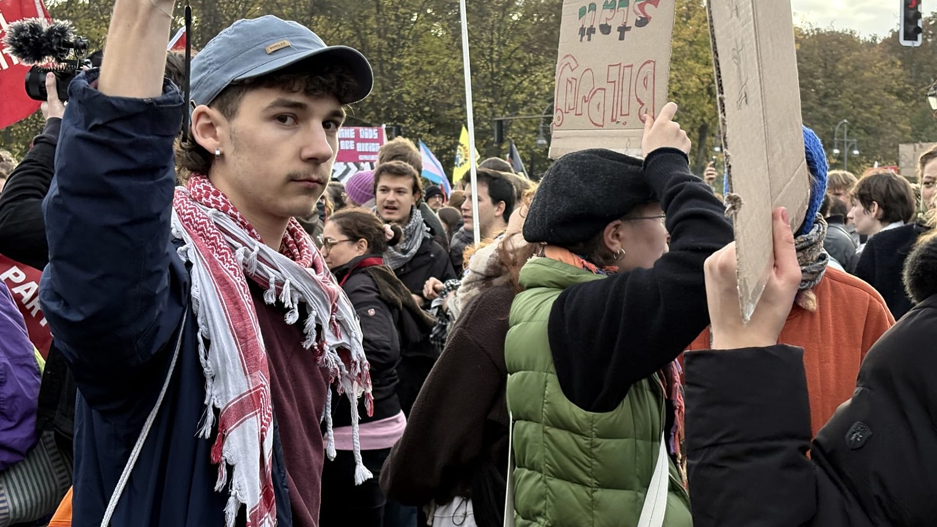 Студентка Свободного университета Берлина на протестах школьников в Берлине 31.10.2026.