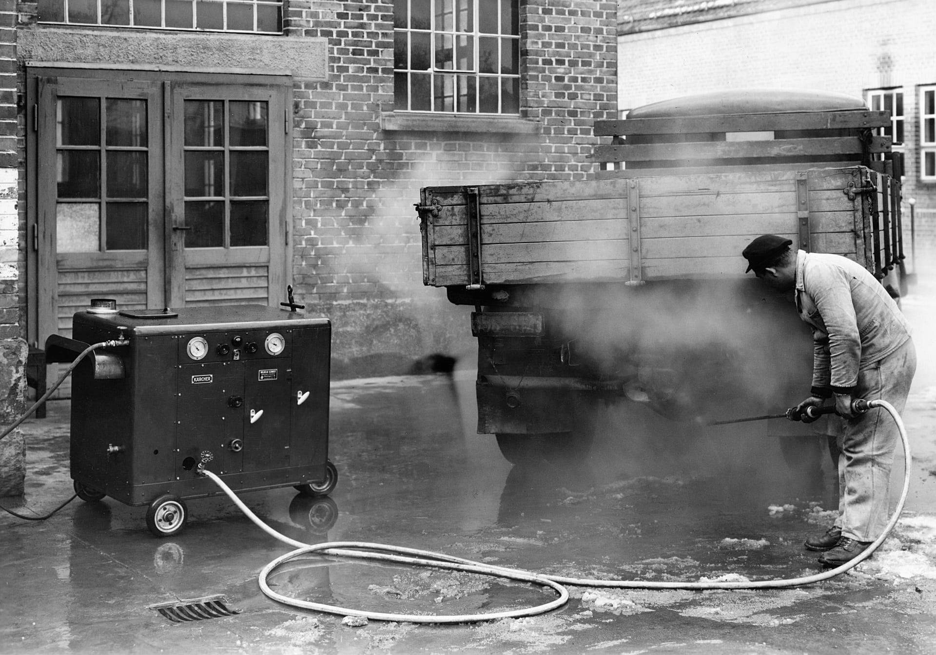 In 1950, Alfred Kärcher developed Europe’s first hot-water high-pressure cleaner (the ‘DS 350’ steam cleaner)
