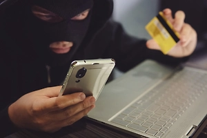 FSB Qrimga 8 nafar OPG a'zosini qo'lga oldi, ular ukrainalik firibgarlar uchun sim-bokslar o'rnatgan edi