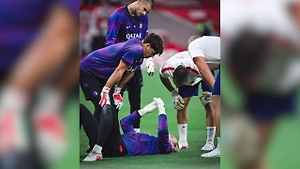 “Do it like this”: Safonov nearly broke his spine against a coach and joked about it after the draw