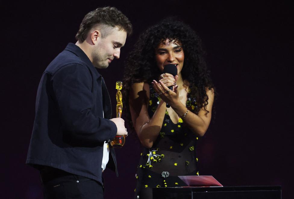 Оливия Дин выступает на сцене рядом с Сэмом Фендером во время церемонии BRIT Awards на арене Co-op Live в Манчестере, Великобритания, 28 февраля 2026 года.