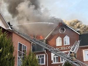 Part of the roof collapsed in a fire at the Barcelona hotel in Ulyanovsk