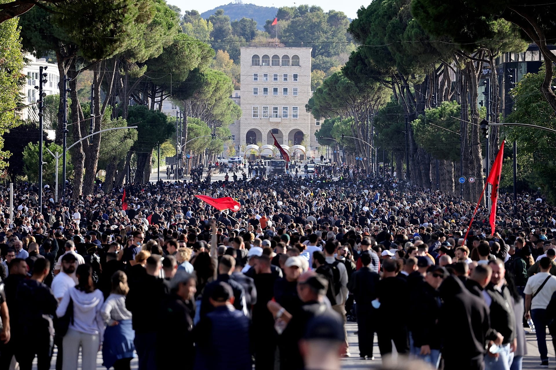 2026-yil 24-oktabr, shanba kuni Albaniyaning Tirana shahridagi hukumatga qarshi mitingda namoyishchilar yig‘ilgan.