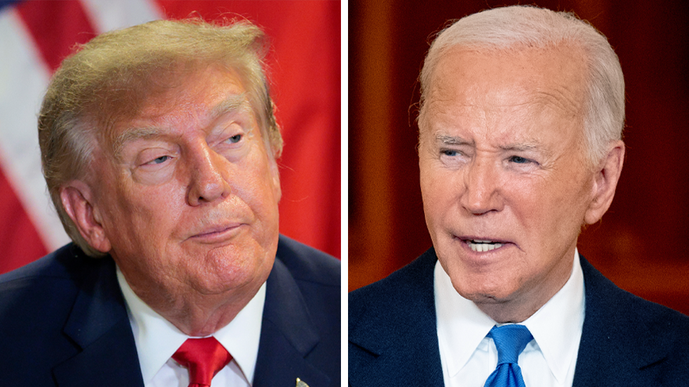 Rasmda AQSh prezidenti Donald Tramp chap tomonda, ko‘k kostyum, oq ko‘ylak va qizil galstukda. O‘ng tomonda Jo Bayden ko‘k kostyum, oq ko‘ylak va ko‘k galstukda.