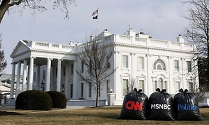 Трамп опубликовал ИИ-фото с мусорными мешками CNN и Politico у Белого дома