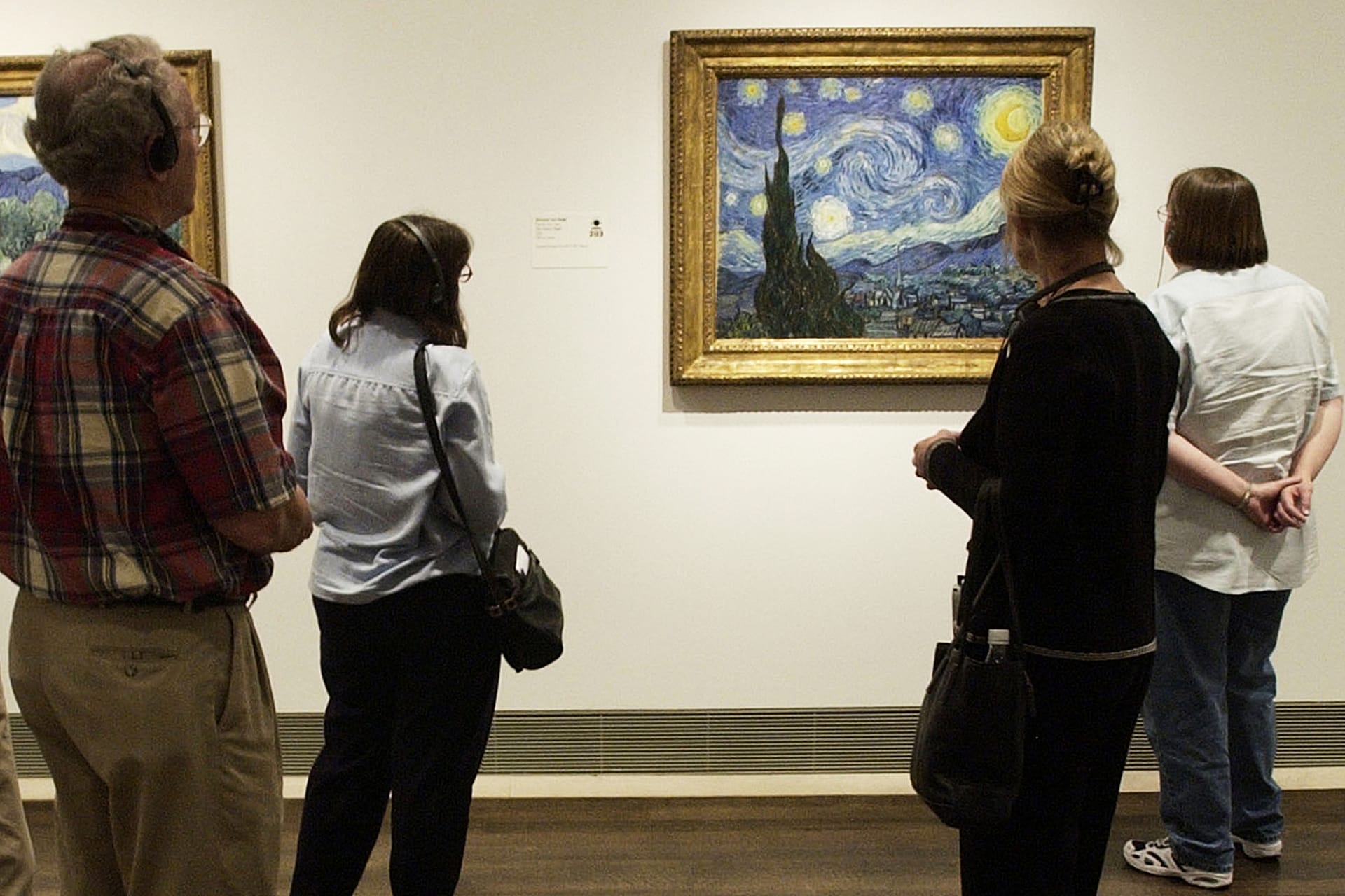 Visitors to the Museum of Fine Arts, Houston view Vincent van Gogh's painting, 'The Starry Night,' on 17 Oct 2003.