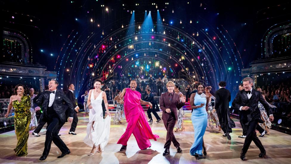 Ведущие и судьи Strictly танцуют в линию в студии Strictly