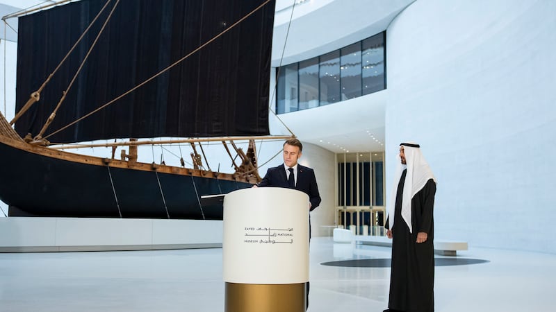 Prezident shayx Muhammad Fransiya prezidenti Emmanuel Makron O‘tgan hafta BAAga tashrif doirasida Zayd milliy muzeyida mehmonlar daftariga imzo chekishini kuzatib turmoqda. Foto: BAA Prezident sud