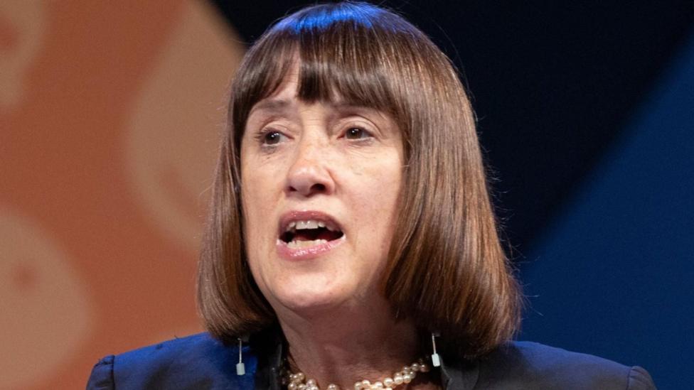 O‘rtacha uzunlikdagi jigarrang sochli ayol, Jane Dodds. Bu uning yuz rasmi.