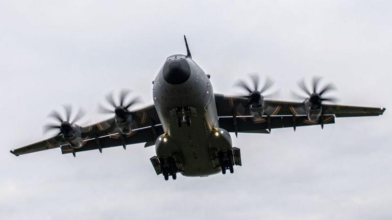 Qirollik havo kuchlarining Airbus A400M samolyoti RAF Brize Norton aerodromiga yaqinlashmoqda.