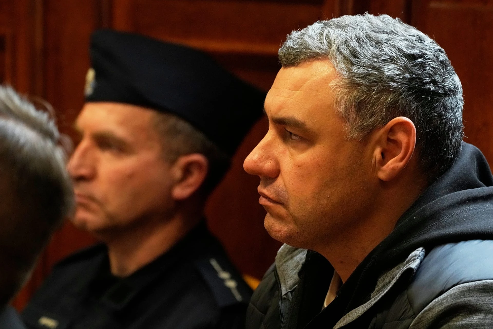 Украинский обвиняемый Владимир З. слушает ход заседания в Окружном суде Варшавы, 17 октября 2025 года