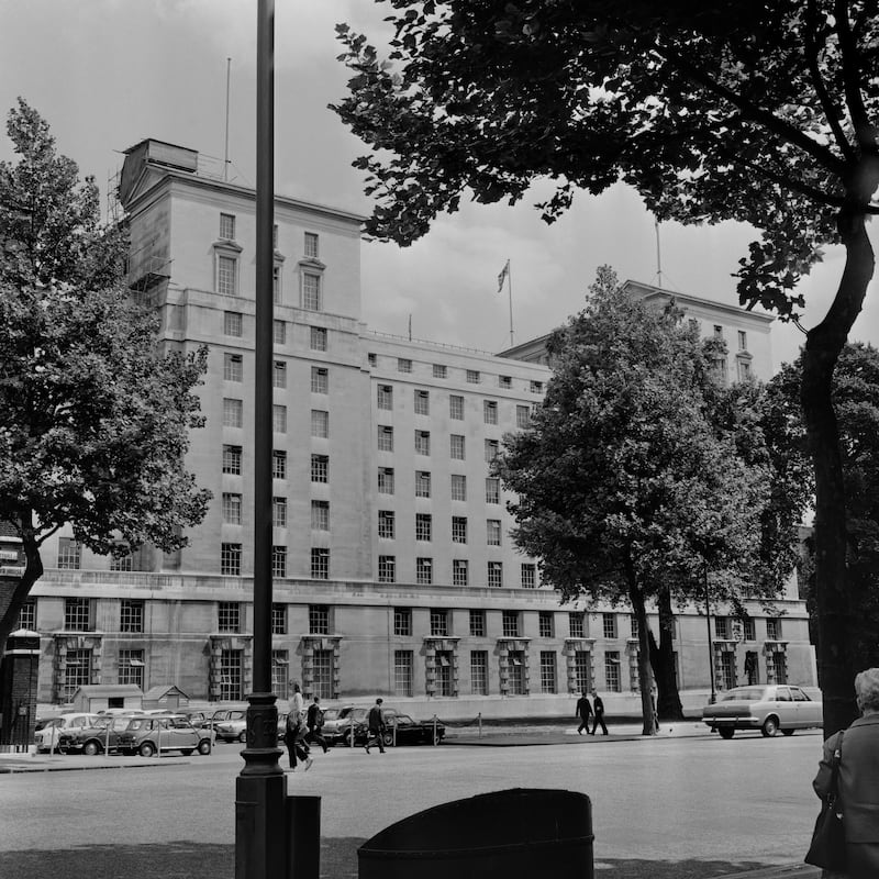 Londondagi Mudofaa vazirligi, 1960-yillarda suratga olingan. Getty Images