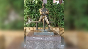 Kiyevlik yozuvchi endi e’tiborda emas: Ukraina poytaxtida Bulgakov haykali buzib tashlandi