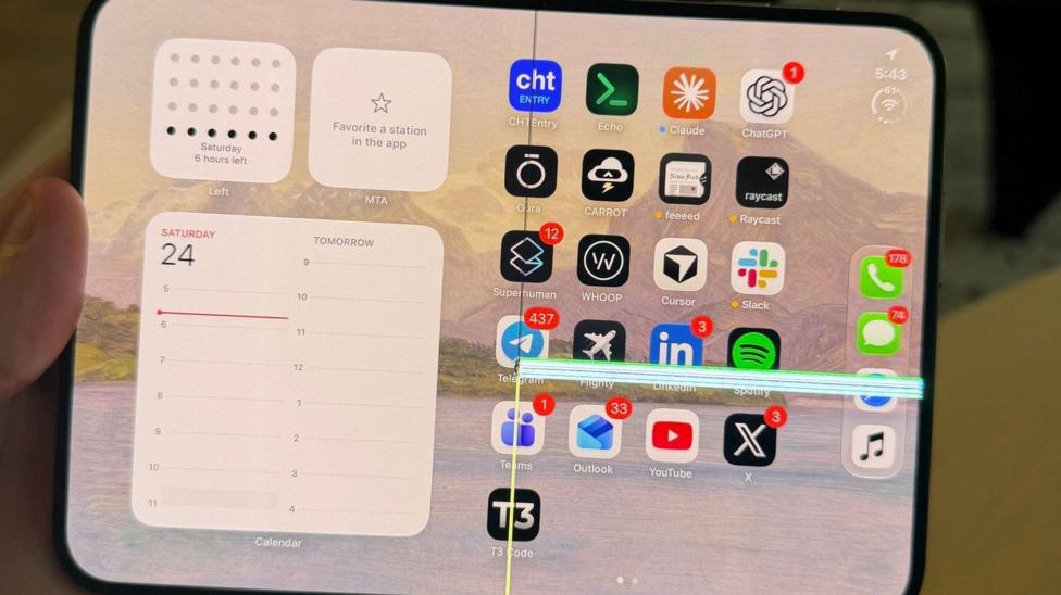 Bukiladigan ekranining o‘ng tomonida chiziqlar paydo bo‘lgan nosoz ekranli iPhone Duo surati.