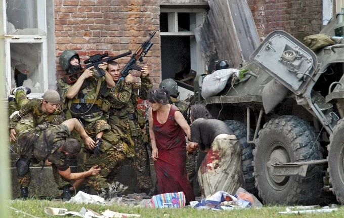 2004-yil 3-sentabr. Beslan shahridagi 1-sonli maktabga shturm. Foto: Yuriy Tutov / “Kommersant”