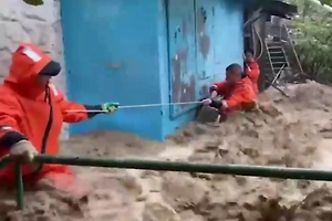 'There's a child here!' In Crimea, a girl was nearly swept away by a powerful flow of water — video of the rescue