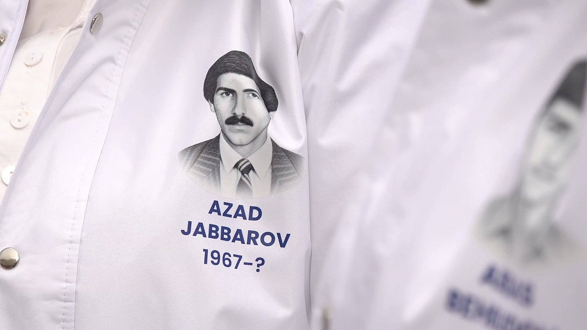Farida Jabbarova 34 yil davomida yo'qolgan eriga hurmat bajo keltiruvchi kurtka kiygan.