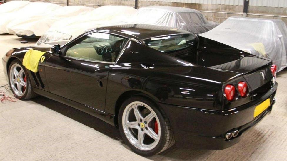 Rasmda omborda saqlanayotgan qora Ferrari Superamerica avtomobili