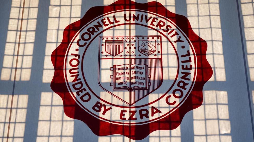 Kornell universiteti bayrog'i Willard Straight Hall binosida osilgan, universitetning Chi Phi birodarligida sodir bo'lgani aytilgan jinsiy tajovuz ishi bo'yicha kampusdagi Town Hall uchrashuvi paytida, AQShning Itaka shahri, Nyu-York shtati, 2026-yil 6-oktabr.