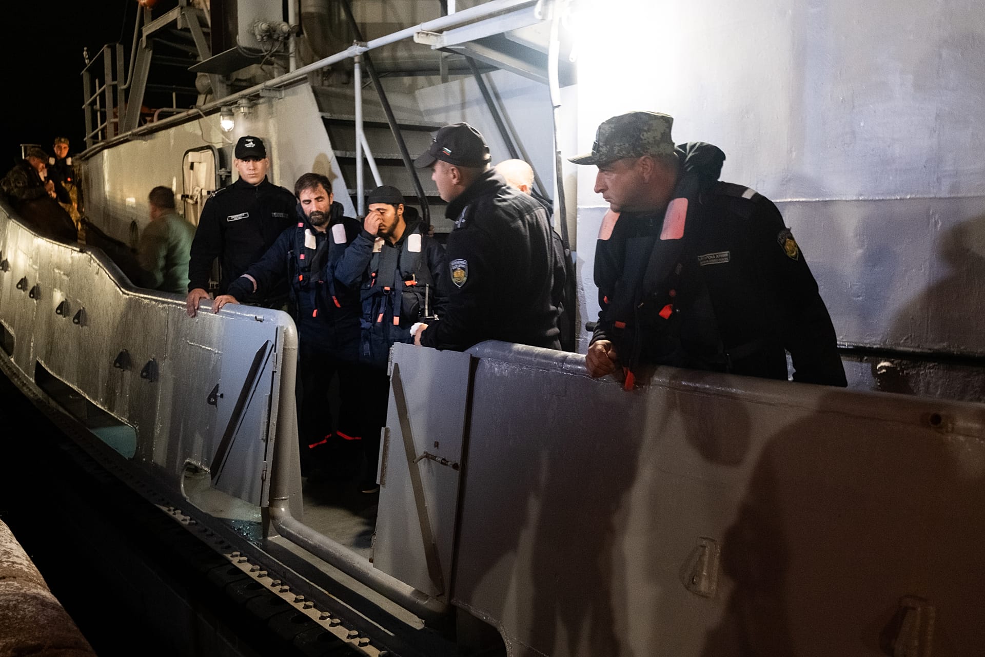 Четверо спасённых моряков с судна HS Dignity на спасательном буксире ВМС Болгарии по пути в порт Варна, 13 октября 2026 года