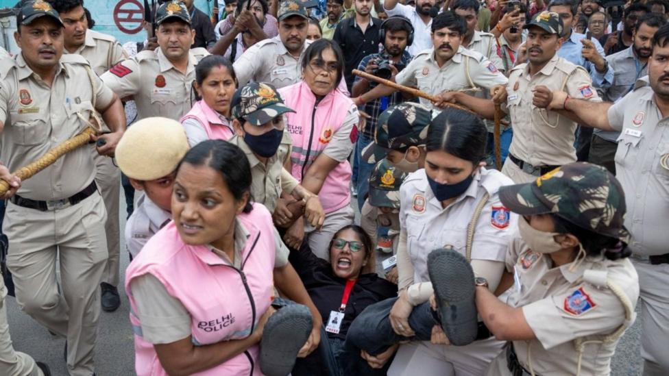 Security personnel and police detain a journalist during a protest by the Cockroach Janta Party (CJP) seeking the resignation of India's Chief Election Commissioner Gyanesh Kumar, near the protest site in New Delhi, India, October 11, 2026. REUTERS/Adnan Abidi