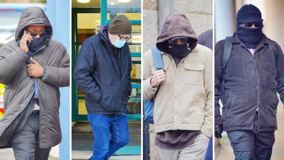 To‘rt ayblanuvchining sudga kelgan paytdagi birlashtirilgan surati. Ularning barchasi shlyapa yoki kapyushon kiygan, yuzi va ko‘zlari ko‘zoynak bilan berkitilgan.