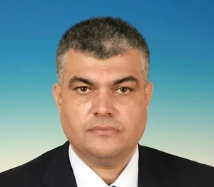 Odamlar universitetga o'qishga kirdilar, kunduzgi o'qish uchun pul to'lashdi, ammo ma'ruzalar va seminarlar o'rniga ularga videokurslarga havolalar berilib: «O'zingiz o'rganing», deyiladi.