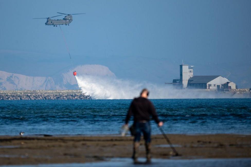 Chinook vertolyoti Portland portida yong‘inga qarshi suv idishi bilan suv ko‘tarish va tushirish mashqini bajaradi.