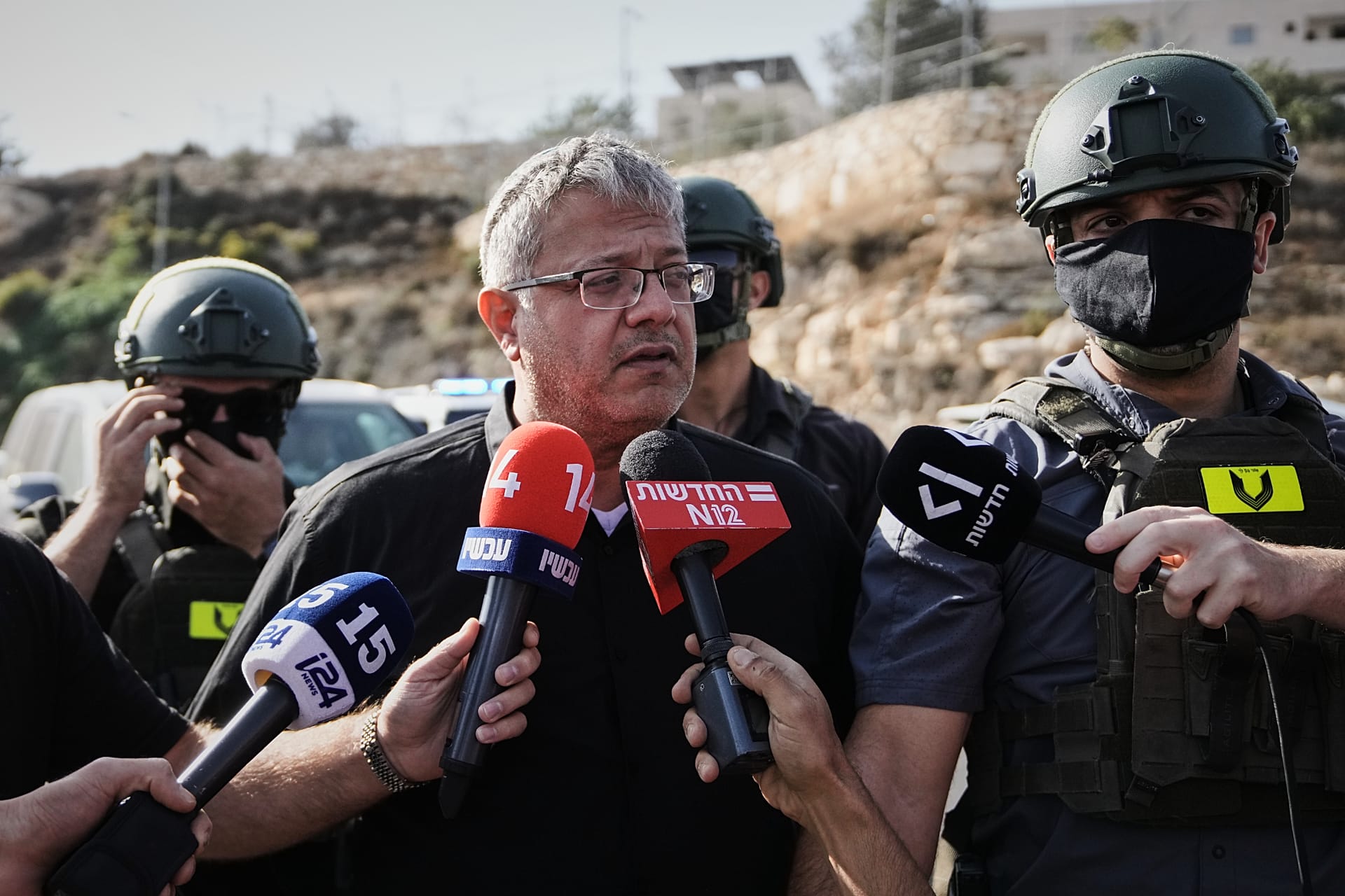 Isroil milliy xavfsizlik vaziri Itamar Ben-Gvir Ibron yaqinidagi otishma joyida ommaviy axborot vositalariga izoh beradi