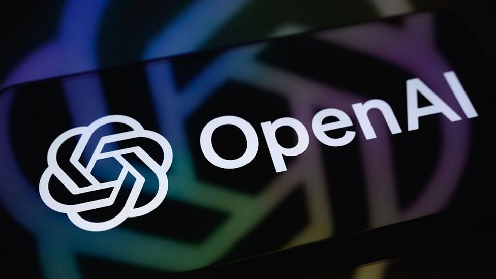 Логотип OpenAI на экране смартфона