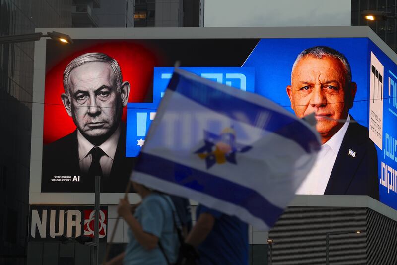 Isroil bosh vaziri Benyamin Netanyaxu (chapda) seshanba kungi saylovlarda sobiq general Gadi Eysenkotdan qattiq raqobat kutmoqda. EPA