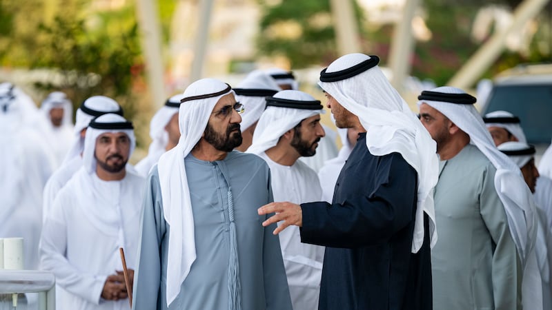 Shayx Muhammad shayx Muhammad bin Rashid bilan suhbat qurmoqda