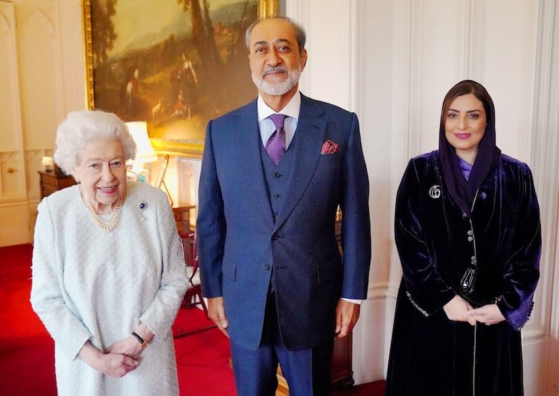 Sulton Haitham 2021-yilda qirolicha Yelizaveta II bilan uchrashuvda uch qismli kostyumda. Getty Images