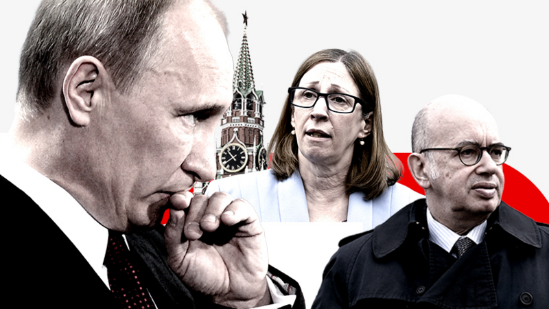 Vladimir Putin, AQShning Rossiyadagi sobiq elchisi Lynne Tracy va Fransiyaning Rossiyadagi sobiq elchisi Pierre Levy Kremlning Spasskaya minorasi oldida.