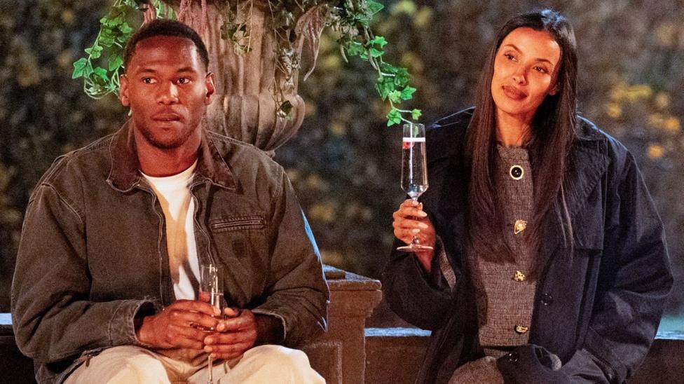 Kenny va Maya şampan stakanlari bilan ötiribdi