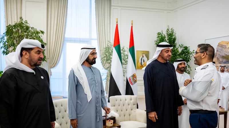 Prezident shayx Muhammad flydubai kapitani Smit Machchharni qabul qilmoqda; tadbirda, shuningdek, vitse-prezident va Dubay hokimi shayx Muhammad bin Rashid hamda Al Dhafra viloyatidagi hokim vakili shayx Hamdan bin Zayed ham ishtirok etdi. Barcha fotosuratlar: BAA Prezident idorasi