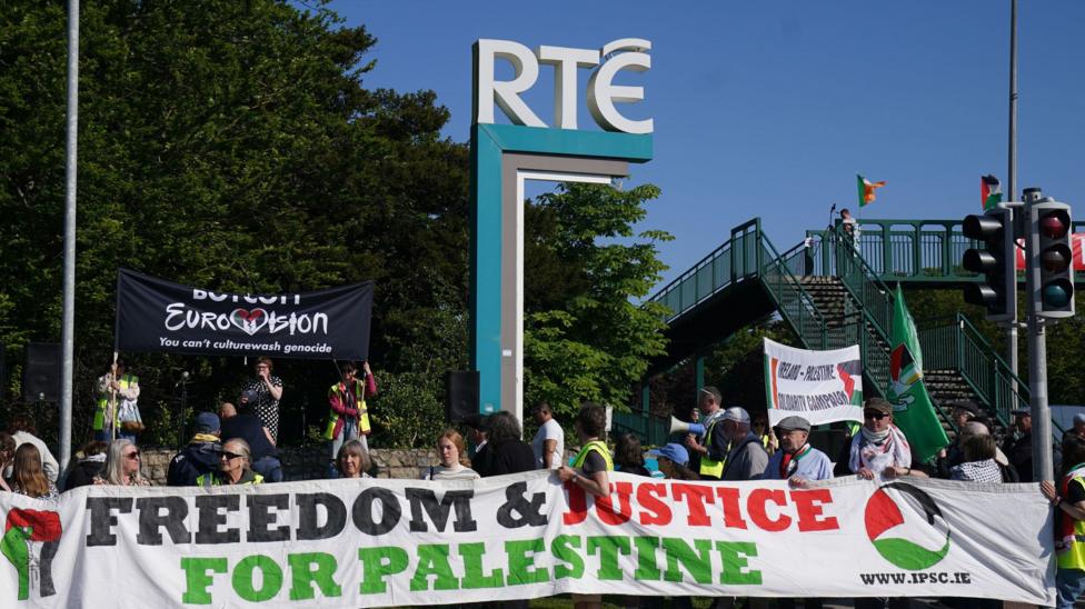 Люди участвуют в пропалестинской акции протеста у здания RTE в Дублине, требуя бойкота конкурса «Евровидение».