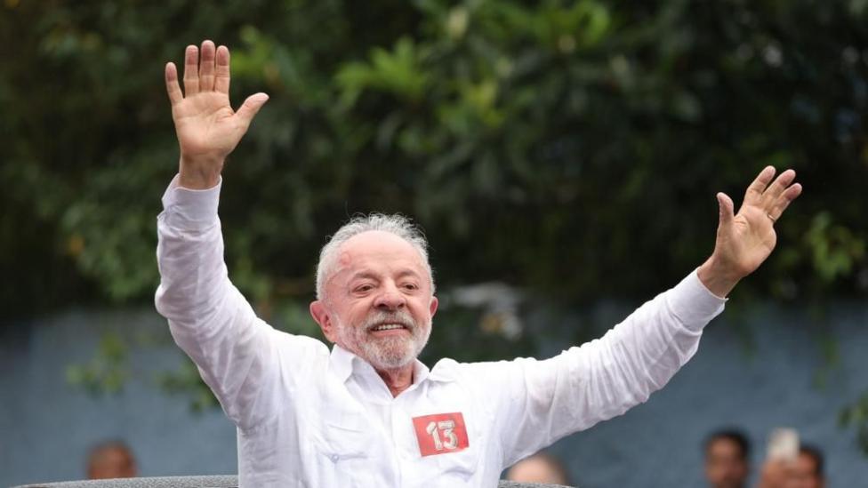Luis Inasiu Lula da Silva ovoz bergandan so‘ng tarafdorlari bilan ko‘rishadi. U avtomobil lyukasidan chiqib turib, tabassum bilan qo‘l silkitmoqda.