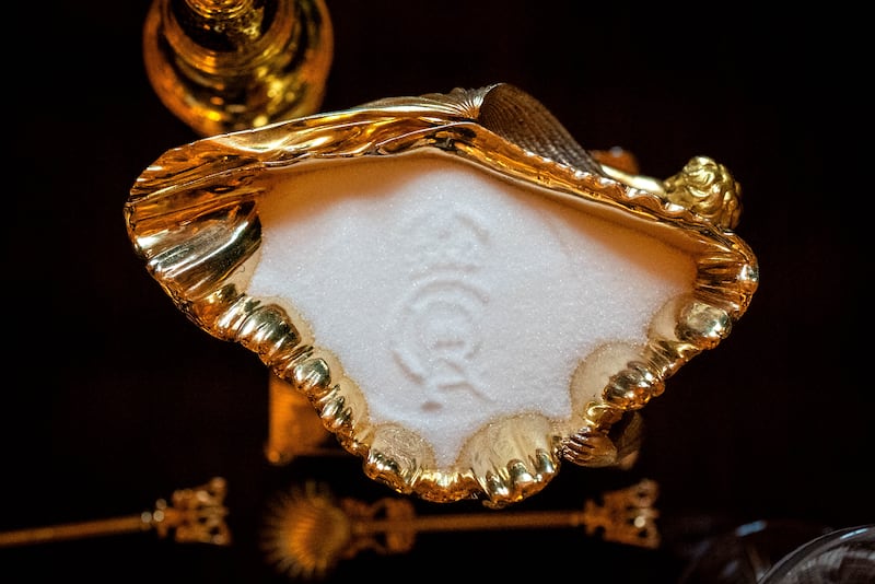 Ziyofat stolidagi tuzga bosilgan qirol Charlz III monogrammasi. Getty Images