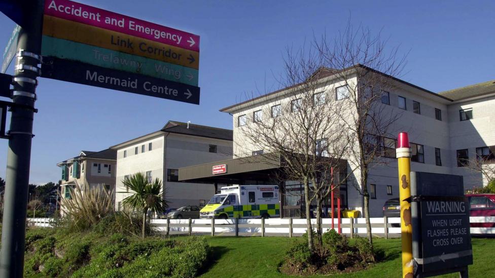 Широкий план главного здания больницы Ройял Корнуолл (Royal Cornwall Hospital).